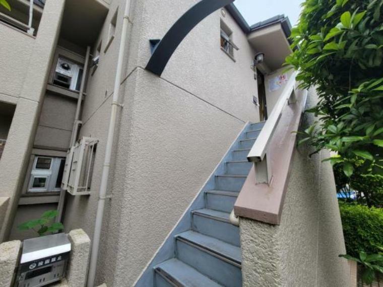 住戸専用階段。まるで戸建てのようなマンションですね！