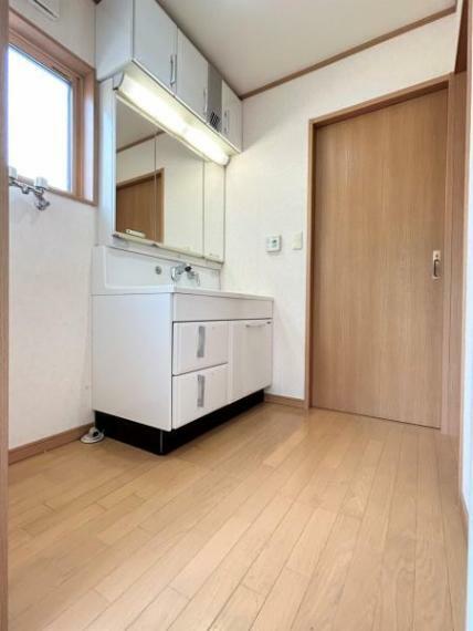 【リフォーム中】洗面室の写真です。床はクッションフロア張替、天井・壁はクロスの張替を行います。洗濯機を置いても十分な広さがありますよ。