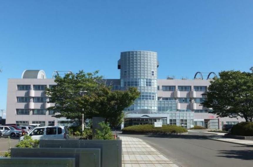 地域医療機能推進機構秋田病院まで1300m（車で3分）。もしもの時に総合病院が近いと安心です。
