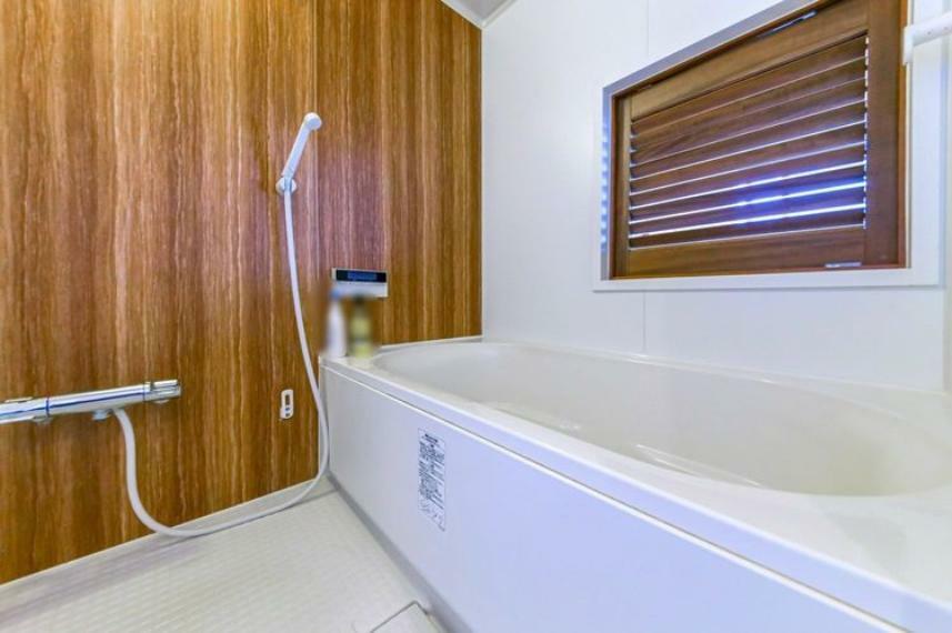【浴室　1418サイズ】お湯張りや追い焚き、湯量・温度の調節など、ワンタッチでできるオートバスです。