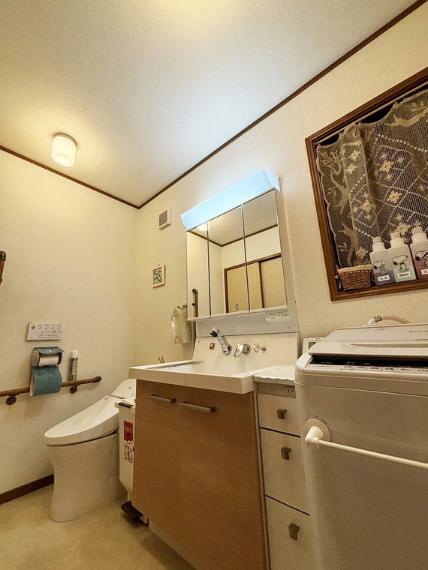 1階洗面スペースとトイレは仕切りが無くお年寄りでも使いやすい設計になっています