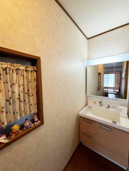 2階洗面化粧台はトイレと隣接しているので使いやすい配置