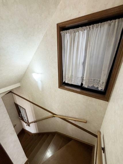 採光と換気の出来る窓の付いた階段
