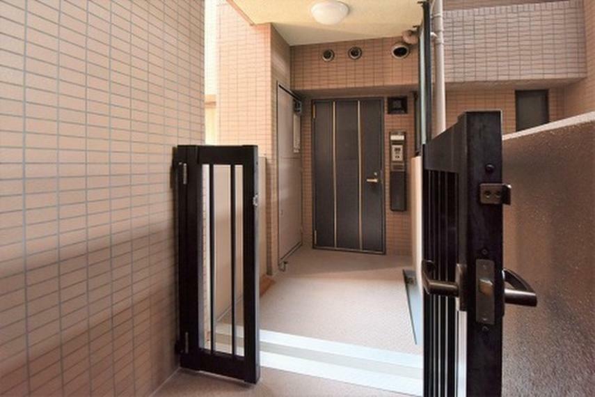 プライバシーに配慮した戸建て感覚の門扉付玄関ポーチあり。