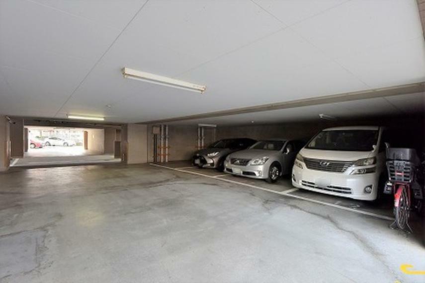 敷地内駐車場完備。車種を問わない平面駐車場があり、車庫入れも楽々です。