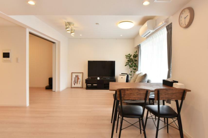 ナチュラルカラーの床材と、清潔感のある白いクロスがマッチして、お部屋全体の明るさをより際立たせます。