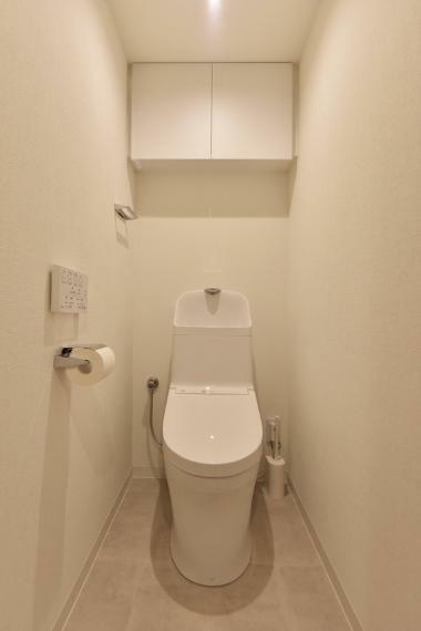 快適にお使いいただける温水洗浄便座付トイレです。吊戸棚が付いているので収納にも困りません。