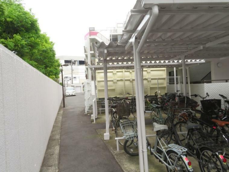 雨から自転車を守れる屋根付き駐輪場もございます。空き状況はお問い合わせください。