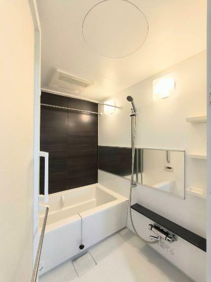1418サイズの浴室には浴室換気乾燥機・ワイドミラー等の設備がございます。