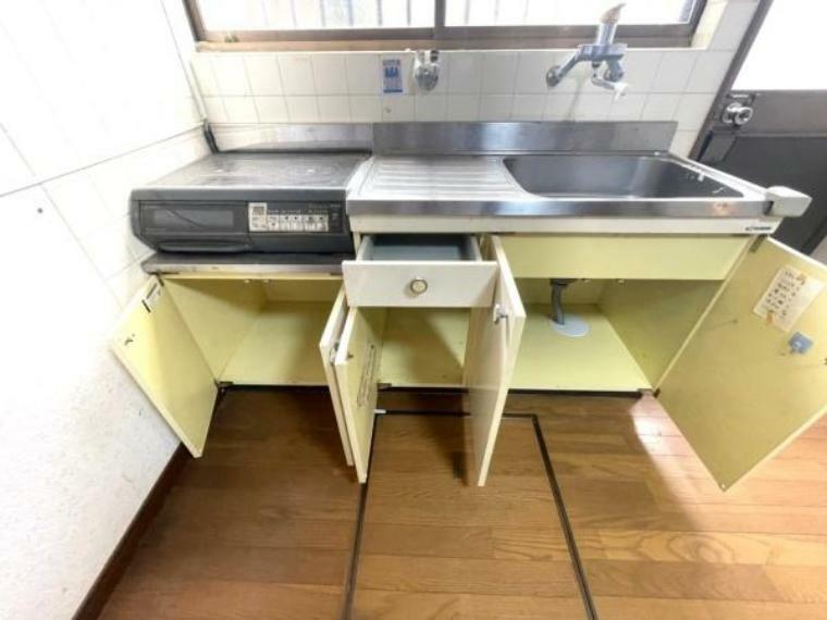 【キッチン収納】<BR/>料理器具を収納できる下部収納スペース