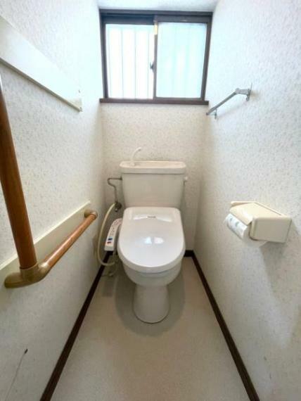 【トイレ】<BR/>奥行のある使いやすい広さのトイレ。<BR/>小窓付きで自然換気も可能です！