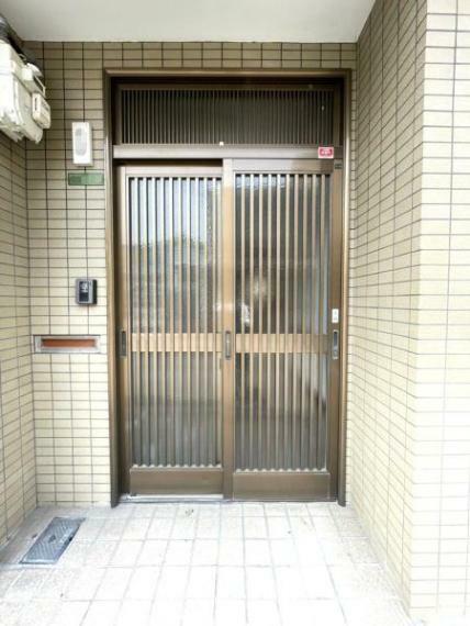 【玄関】<BR/>引き戸タイプの玄関ドア