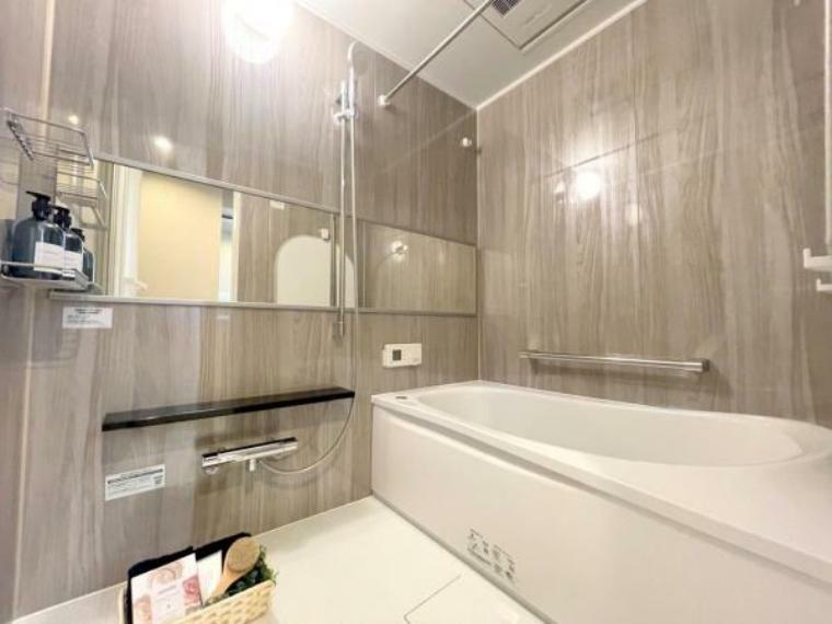 ■大きな鏡で空間を開放的に魅せるバスルーム