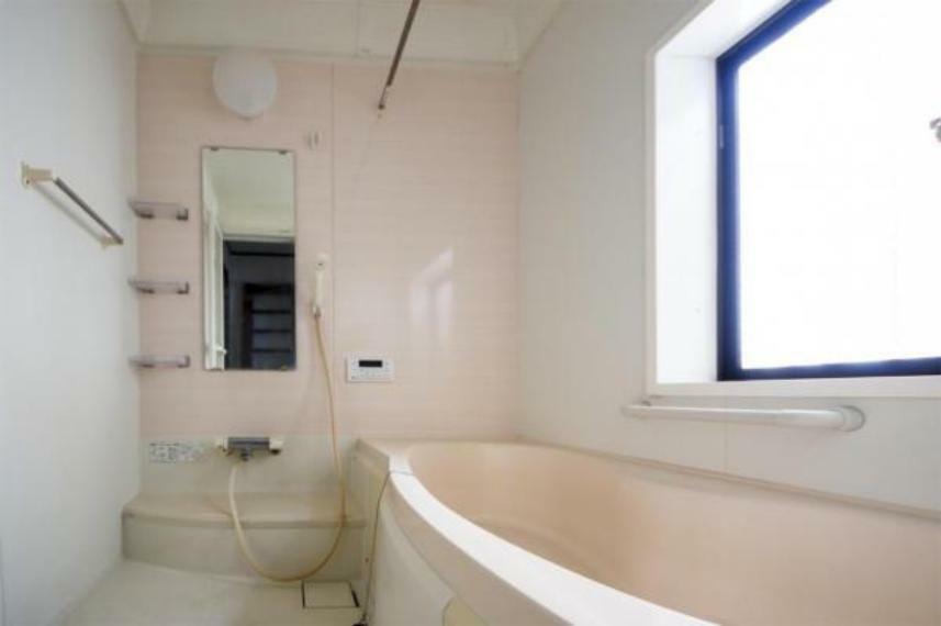 バスルーム/ゆとりある1坪サイズの浴室。バスグッズを置いたり、ベンチのように座れる台付きです。