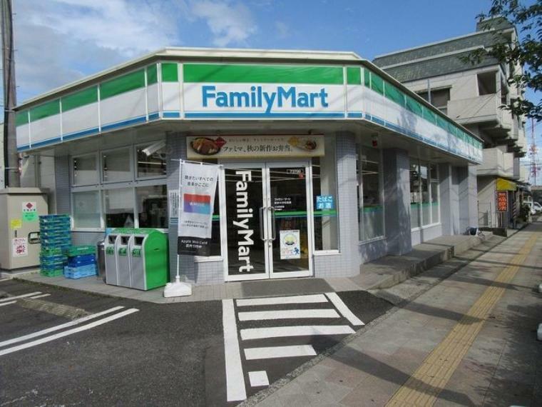 ファミリーマート紫原中学校前店【ファミリーマート紫原中学校前店】鹿児島市紫原6丁目にあるコンビニです。サービス・設備　駐車場、イートインスペース、鹿児島銀行ATM、コピー、FAX、Wi-F