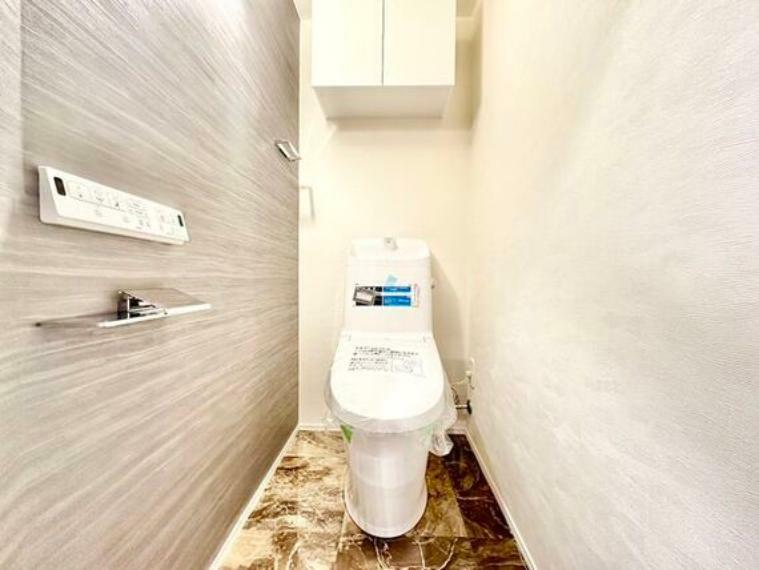 トイレはシャープでシンプルなデザイン。毎日使う場所だからこそ、使い勝手を考慮しました。