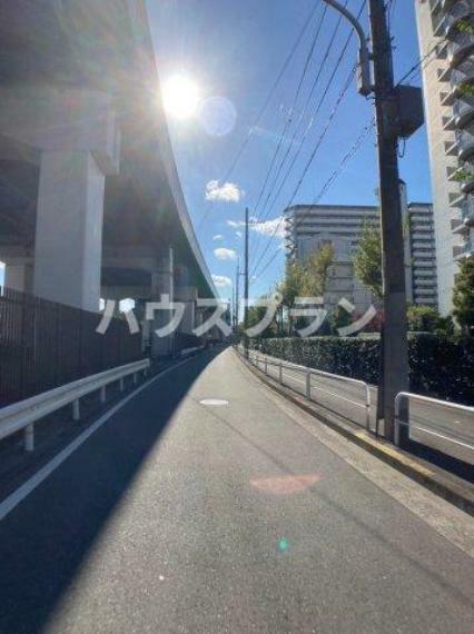 マンション前の道路には歩道が整備されており、 車両との接触を避けながら安全に歩行することができる環境が整っています。 家族でお出かけする際や、小さなお子様の通学下校時の通行も安心ですね。