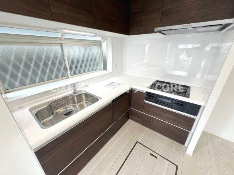 使い勝手の良いL型キッチン。料理の作業スペースが広くとれるだけでなく収納スペースもしっかり確保。