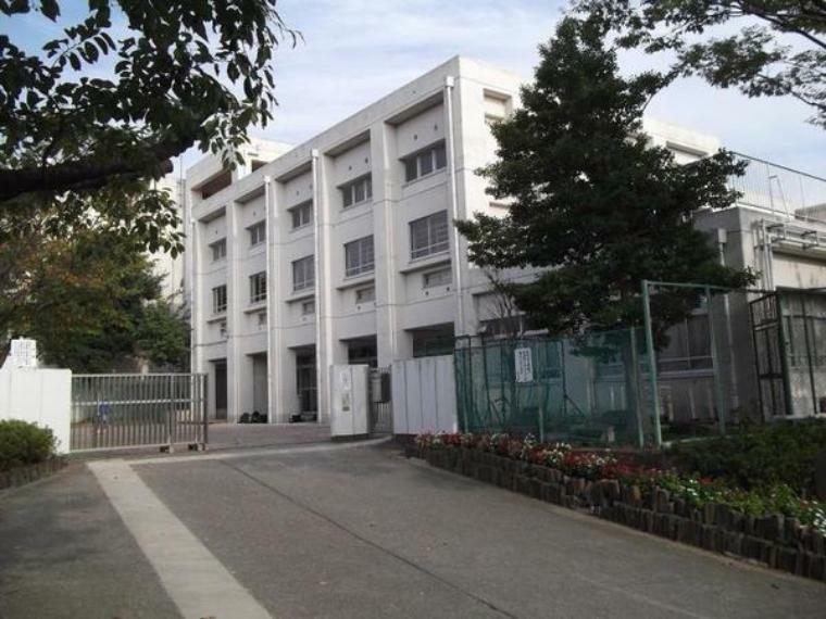 横浜市立平戸中学校 平戸中学校に隣接した「平戸果樹の里」では、浜梨をはじめ、みかん、かきなど四季折々の果樹の成長を見ることができます