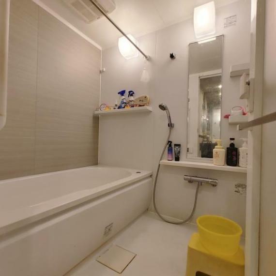 1418タイプのバスルームにはお湯が冷めにくい魔法びん浴槽や、カラリ床を使用しております!!