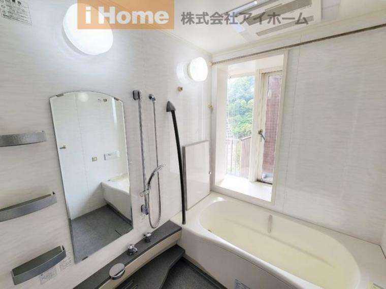 シンプルで清潔感のあるバスルーム。窓が有り明るく開放感のある浴室です。