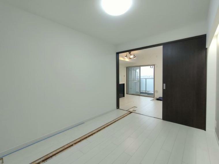 【寝室】6.4帖 リビングに隣接する洋室の建具は引込み戸を採用。用途に合わせて空間をフレキシブルに活用できます。