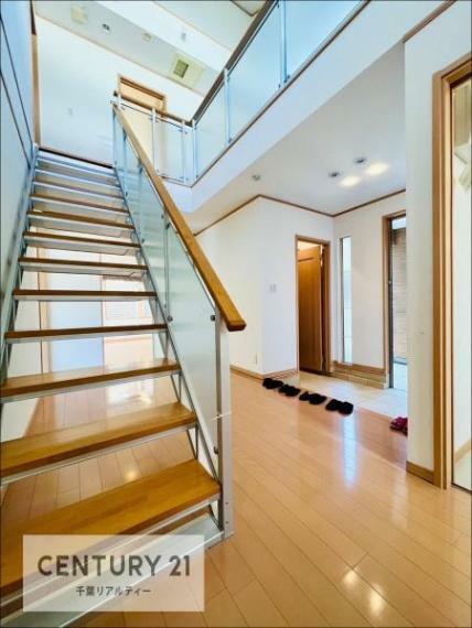 階段は明るく手摺りもついています。お子様やご年配の方も安心してご利用頂けますね。<BR/>風通しも良好なので、こもった空気もすぐに入れ替えることができます。