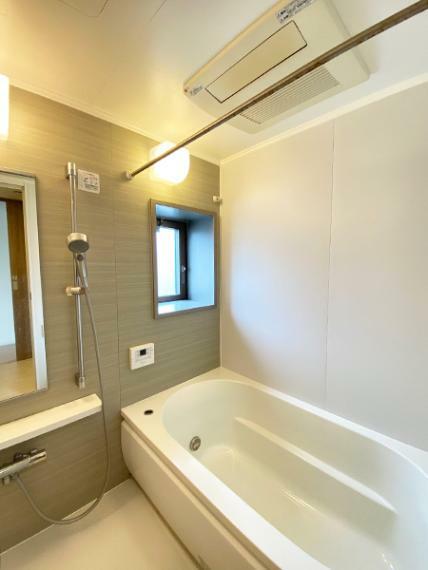 窓付きで換気ができる浴室！浴室換気乾燥機ももちろんのこと、ミストサウナ機能もついております。