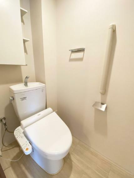 トイレには壁面に収納スペースや手すり付き！