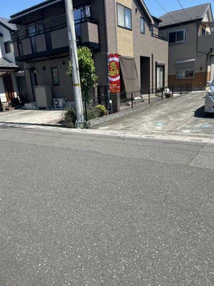 前面道路を含めた現地写真です。