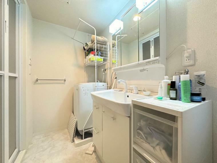 【洗面所・洗面化粧台】収納たっぷりな洗面化粧台は、朝の身支度にも役立つ三面鏡！