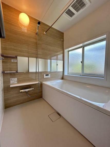 「浴室」ブラウンの壁が特徴の浴室です。浴室乾燥もついております。
