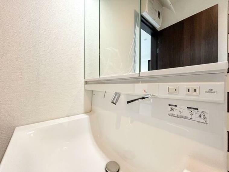 三面鏡にもなる洗面台は収納豊富ですっきり収納できますね。