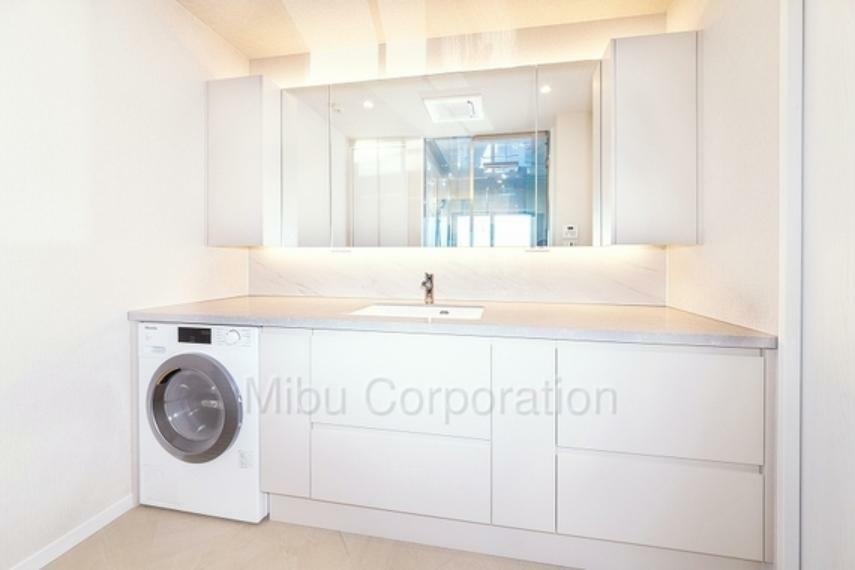 キッチン同様に『CUCINA』社製のワイドな独立洗面化粧台。大判な鏡が特徴で、洗面室専用の小型エアコンがあり快適な空間。