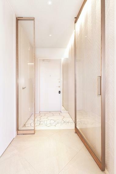 関節照明を施し、細いフレームにホワイトオーク材で仕上げるクールな扉がお洒落な空間を演出。