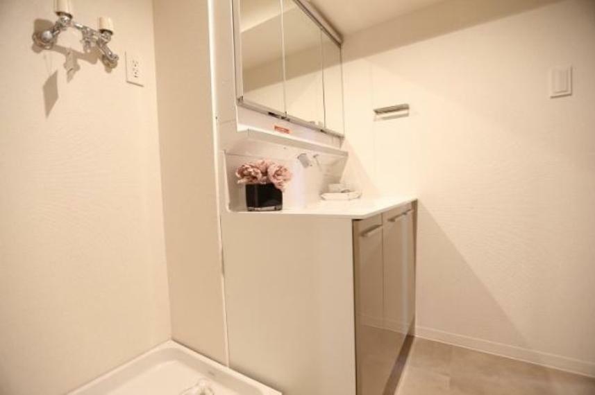 洗面化粧台は一体型の洗面ボウルを使用しているので、お掃除もしやすいタイプです。<BR/>また三面鏡の裏には収納も有り、小物関係もスッキリ収納が可能です。