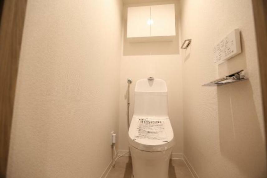 トイレもシンプルですが使いやすい温水洗浄便座・便器。<BR/>吊戸棚があります。
