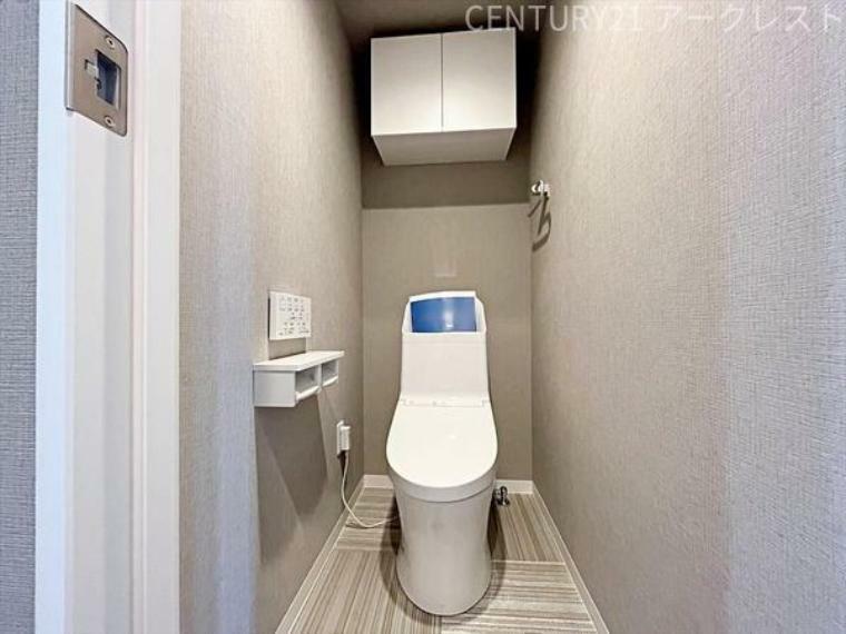 オシャレな内装のスッキリとしたトイレです。お手入れやお掃除が、簡単にできるシンプルなデザインのトイレです。収納付きは嬉しいですね。