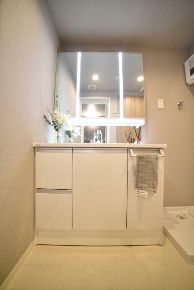 ワイドな鏡に収納充実の洗面化粧台。散らかりやすい洗面スペースもすっきり！