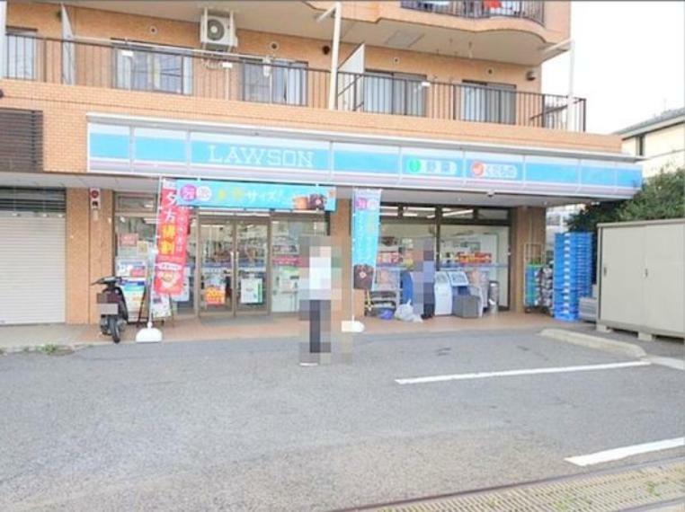 【ローソン　海老名かしわ台店】370m　店内は整理整頓が行き届いており、ほしい商品も探しやすいです。店員さん達も元気な方が多いと感じます。