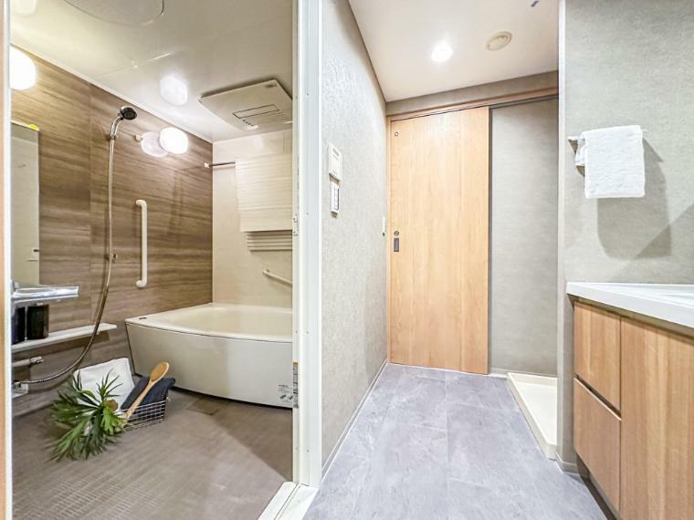 脱衣所、洗面所は小さなプライベートスペース。歯磨き、洗顔と毎日施す個人空間。