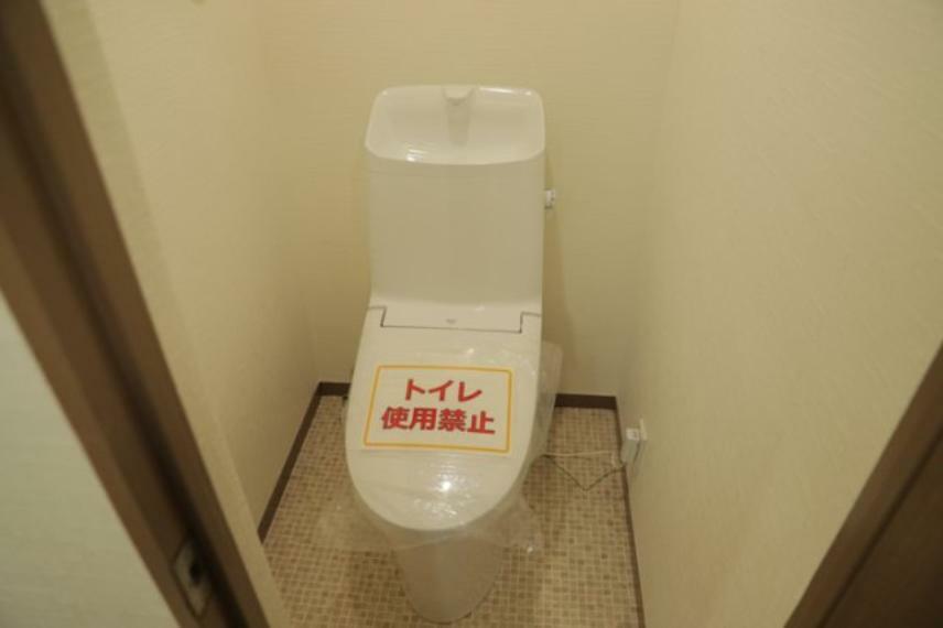 トイレは大きさや形、機能、抗菌性などが異なる多種多彩なタイプが各メーカーから出ています。それぞれに良さがあるため、事前にどういったタイプのトイレがいいのかをご家庭内で決めて、内見に行くといいでしょう。