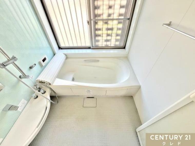 節水もできるベンチタイプの浴槽があります。<BR/>お子様とのお風呂の時も安心。ゆったりと半身浴を楽しむこともできます。大きな窓は換気も良好なので洗剤を使ったお掃除にも安心できますね。