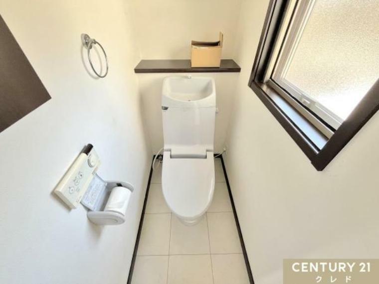 白を基調としたウォシュレット付きのトイレです。<BR/>室内はライフスタイルに合わせやすいシンプルな造り。<BR/>温水洗浄・便座暖房機能の付いたトイレは、肌への負担に配慮し、快適な生活をサポートします。