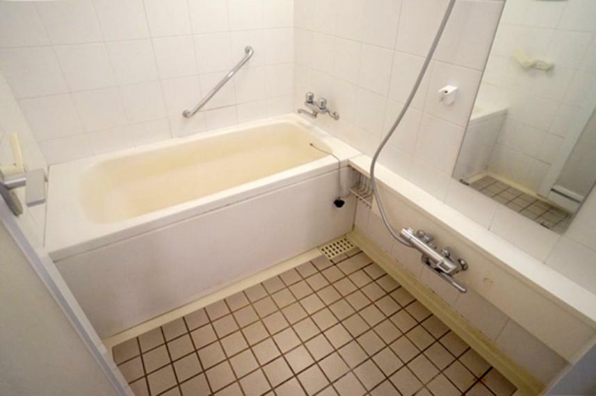 1418サイズのゆったりとした浴室　手すりもあり将来的にも安心です