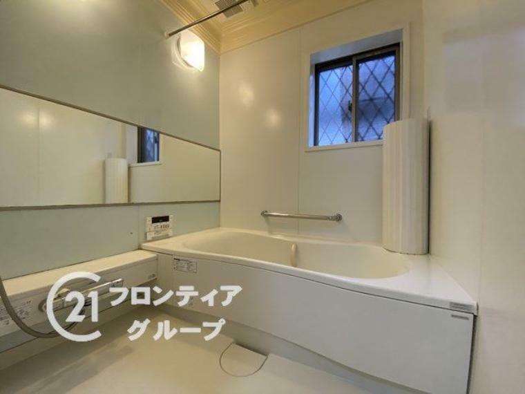しっかり換気が出来る窓付き。湿気がこもりやすい浴室も清潔に保てます。
