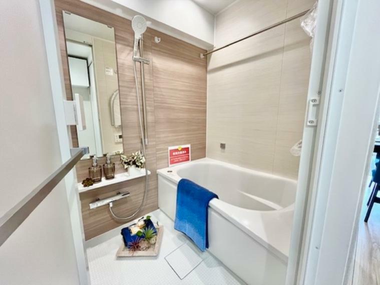 清潔感と高級感のあるカラーで統一した浴室。ゆったりお使い頂けるバスタブが心地よさをもたらします。