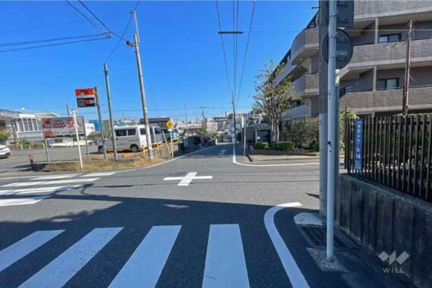 敷地北西側の前面道路（南西側から）