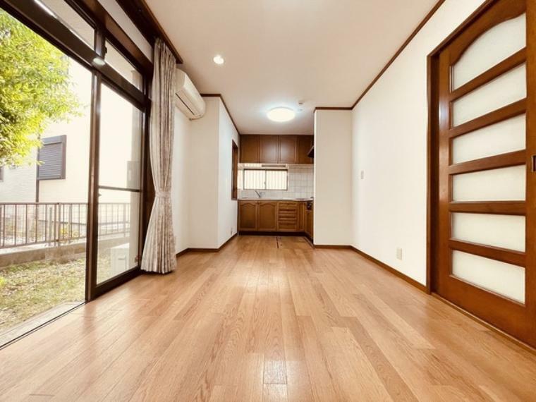 床と建具のコントラスト、使い込まれた味わいの調和が落ち着く室内空間