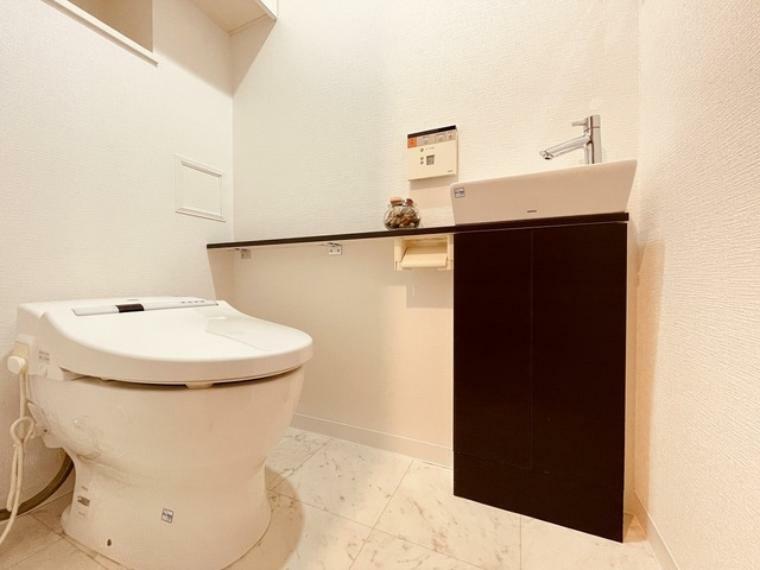 タンクレストイレはスッキリ広々空間を演出。<BR/>圧迫感のない憩いのスペースです。